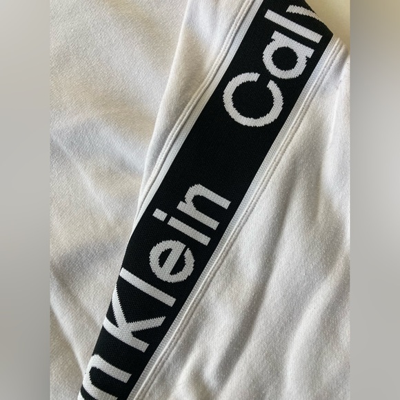 Calvin Klein Sweatshirt - Picture 2 of 5